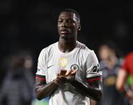 El volante del Chelsea, Moisés Caicedo, en el partido ante el Qarabag por la cuarta fecha de la Champions League