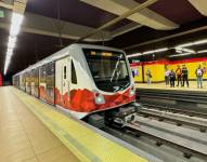 Uno de los trenes del Metro de Quito hace su recorrido.