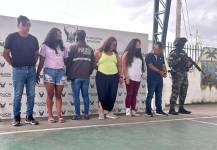 Cinco personas fueron detenidas, acusadas de varios delitos.