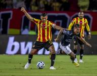 Jordi Alcívar disputa el balón con un jugador del Deportivo Pereira