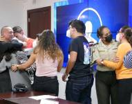 El momento en que los familiares de la víctima se encuentran con él.