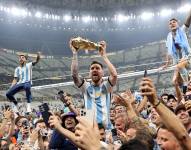 DICIEMBRE (10/10).- Lionel Messi (c) alza el trofeo del campeones del Mundial de Qatar 2022 después de que Argentina se impusiera a Francia en la final celebrada en el Lusail stadium, el 18 de diciembre. EFE/Tolga Bozoglu