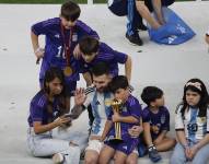 -FOTODELDÍA- GR7513. LUSAIL (CATAR), 18/12/2022.- Lionel Messi de Argentina celebra con su familia hoy, tras ganar la final del Mundial de Fútbol Qatar 2022 entre Argentina y Francia en el estadio de Lusail (Catar). EFE/ Alberto Estevez