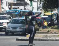 Agentes de tránsito realizando controles.