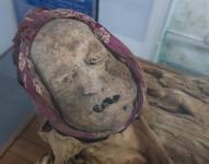 Fotografía que muestra la momia de Guano, el 9 de junio de 2022, en el museo situado en el complejo arqueológico la Asunción, en Guano (Ecuador).