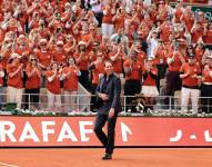 El tenista español Rafael Nadal recibe el homenaje en la pista central Court Philippe Chatrier, en París, Francia.