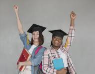Imagen referencial de amigas celebrando su graduación.