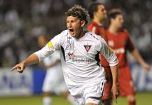 Carlos Espínola celebra un gol con Liga de Quito