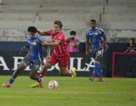 Jugadores de Emelec y El Nacional disputando el balón.