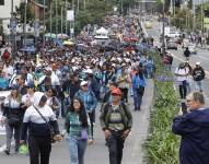 Personas participan en una marcha convocada por la Federación Colombiana de Educadores (Fecode) este jueves, en Bogotá (Colombia).