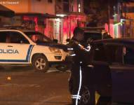 Un agente de Criminalística levanta evidencias en el vehículo siniestrado.