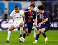 Jugadores de ambos clubes disputando el balón.