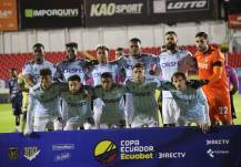 Jugadores de Universidad Católica previo al partido contra Cuenca Juniors por la semifinal de la Copa Ecuador