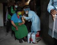 Fotografía de archivo en la que se registró a una mujer adulta mayor al ser vacunada contra la covid-19 en Lima, Perú