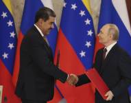 El presidente ruso, Vladímir Putin, estrecha la mano del presidente venezolano, Nicolás Maduro