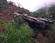 Fotografía cedida hoy por la Agencia Andina en donde se observa un autobús accidentado, en Huaccoto, en la provincia de Churcampa a más de 650 kilómetros de Lima (Perú).