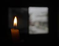 Imagen de una vela prendida durante los cortes de energía en Guayaquil, este 27 de octubre del 2023.