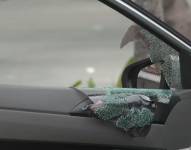 Imagen de un vidrio roto de un carro tras el asesinato de un hombre en el sur de Guayaquil.