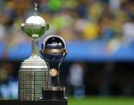 Trofeos de la Copa Libertadores y Sudamericana.