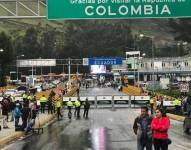 Miles de personas cruzan el puente de Rumichaca en la frontera colombo ecuatoriana.