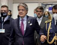 El presidente ecuatoriano Guillermo Lasso, centro, recorre un pasillo dentro de la sede de la cumbre climática de la ONU COP26, Glasgow, Escocia, 2 de noviembre de 2021. Lasso también visitó España