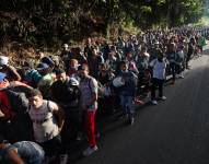 Una caravana de migrantes se dirige hacia hacia la frontera entre Estados Unidos y México, luego de partir de Tapachula, México, el sábado 4 de septiembre de 2021. (Foto AP/ Marco Ugarte)