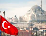 Bandera de Turquía con fondo de paisaje.