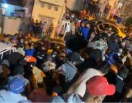 La Policía llegó al sitio a recoger indicios y ahora realizan operativos para dar con el paradero de los asesinos. Captura de video