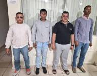 Imagen de los cuatro militares que estaban retenidos, liberados por manifestantes.