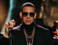 Daddy Yankee se retira a los 45 años, dejando un legado lleno de éxitos musicales.