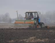 Agricultores ucranianos trabajan en un campo a las afueras de Kiev, la semana pasada.