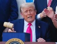 Fotografía de archivo fechada el 4 de julio de 2025 del presidente de los Estados Unidos, Donald Trump, sosteniendo un martillo después de firmar un nuevo proyecto que llamó su gran y hermosa ley de impuestos e inmigración.