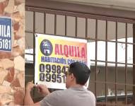 Imagen de una persona colocando un cartel de alquiler en una vivienda de Samanes 2, norte de Guayaquil.