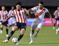 Gustavo Gómez (Paraguay) y Paolo Guerrero (Perú) en la disputa del balón