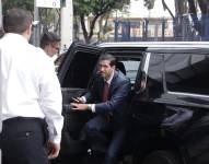 Imagen de archivo del ministro de Transporte, Roberto Luque, llegando a una reunión con el presidente Daniel Noboa.