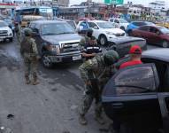 Militares registran vehículos en la avenida Nicolás Lapentti.