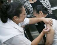 Imagen de una mujer siendo vacunada contra la influenza por el Ministerio de Salud Pública en Ecuador.