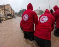 Imagen cedida de miembros de la Media Luna Roja en una zona del este de Libia