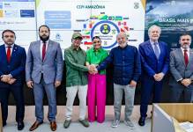 Petro, María José Pinto y Lula da Silva estrechan manos.