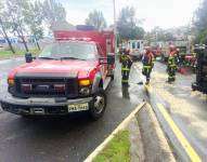 Atención de bomberos y paramédicos en el lugar del siniestro de tránsito
