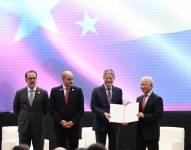 El presidente Guillermo Lasso junto a los ministros de Relaciones Exteriores, Gustavo Manrique (izquierda) y de la Producción, Julio José Prado (derecha), en la firma del acuerdo comercial con China.