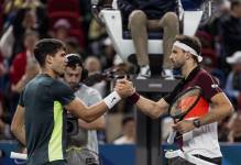 Grigor Dimitrov, de Bulgaria (D), venció al español Carlos Alcaraz (I) por los octaovs de final del Másters de Shanghái.