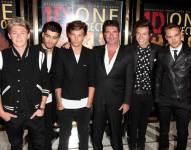 One Direction junto a Simon Cowell