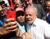 El expresidente brasileño y candidato presidencial Luiz Inácio Lula da Silva posa con simpatizantes a su salida tras votar en la segunda ronda de las elecciones presidenciales hoy, en Sao Paulo.