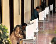 Fotografía de archivo de una persona votando.