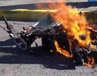 Quito: moradores de Bellavista Alta queman moto de delincuentes que habían intentado robar un celular
