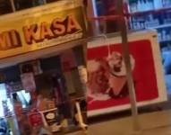 Imagen del exterior del local comercial donde fue asesinada una familia.