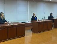 Concursantes a la Corte Constitucional durante el examen escrito.
