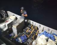 Imagen de la droga incautada en una lancha a varias millas de la isla San Cristóbal, Galápagos.