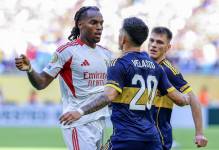 Alan Velasco de Boca Juniors (R) y Renato Sanches del Benfica discuten durante el partido por el Mundial de Clubes